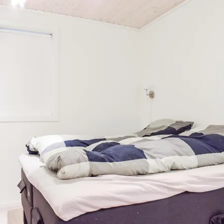 Nice In With 4 Bedrooms And Wifi Farsund