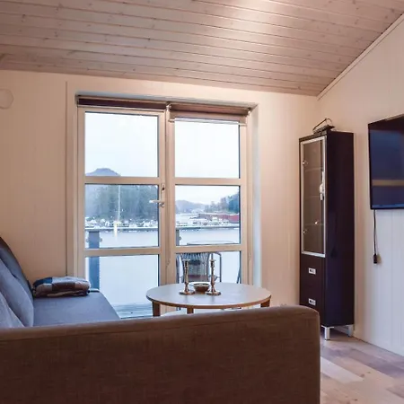 Nice In With 4 Bedrooms And Wifi * Farsund